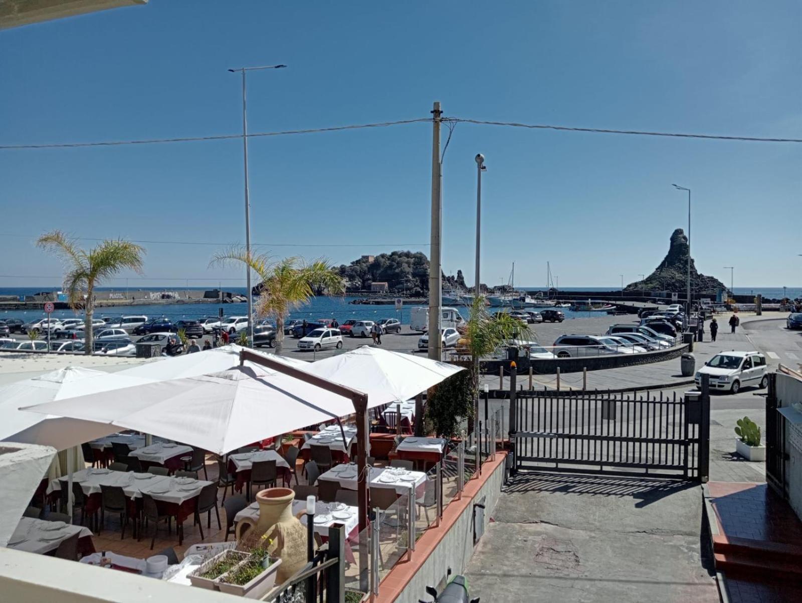 Terrazza Faraglioni Apartment Aci Trezza Bagian luar foto
