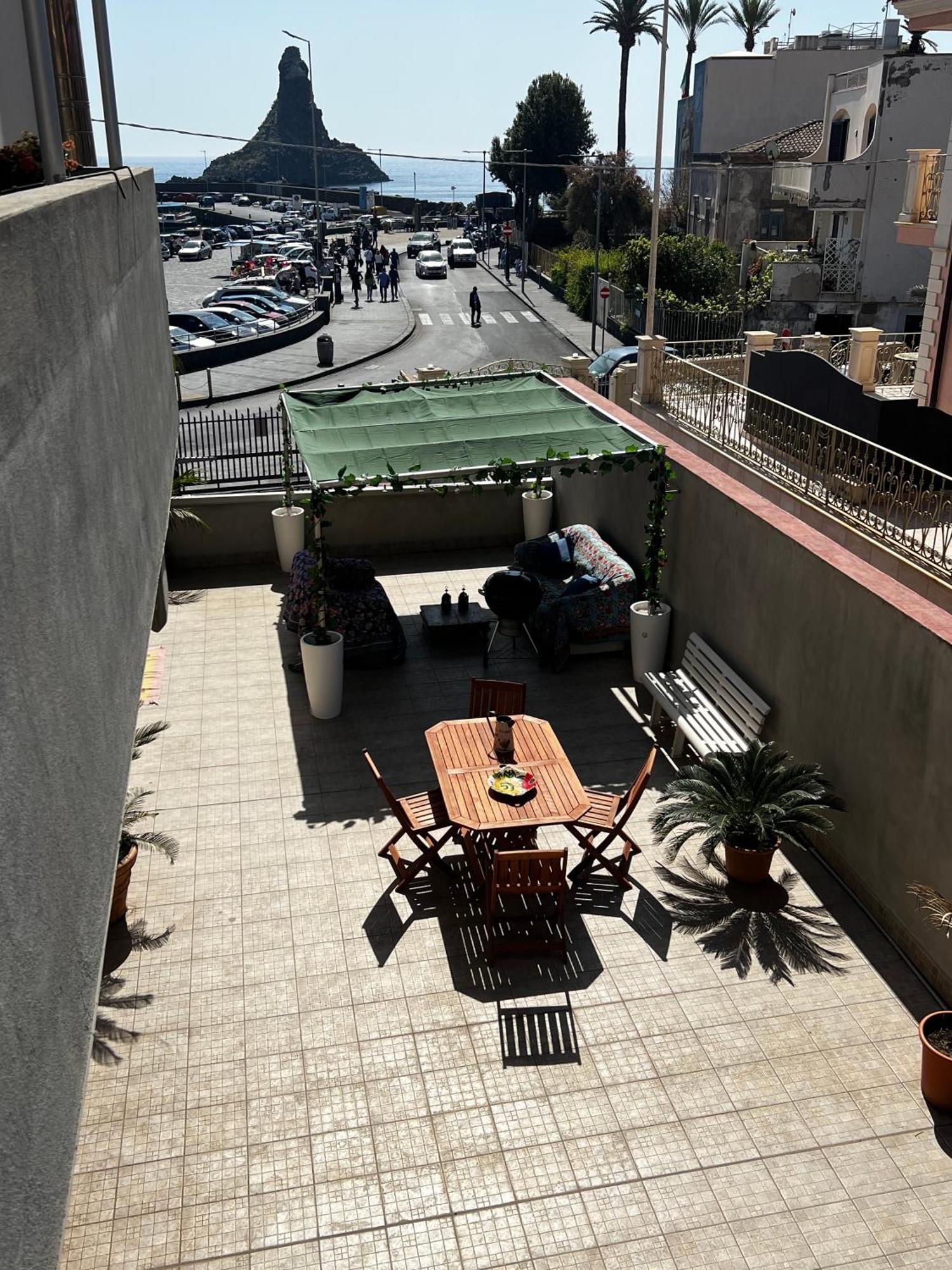 Terrazza Faraglioni Apartment Aci Trezza Bagian luar foto