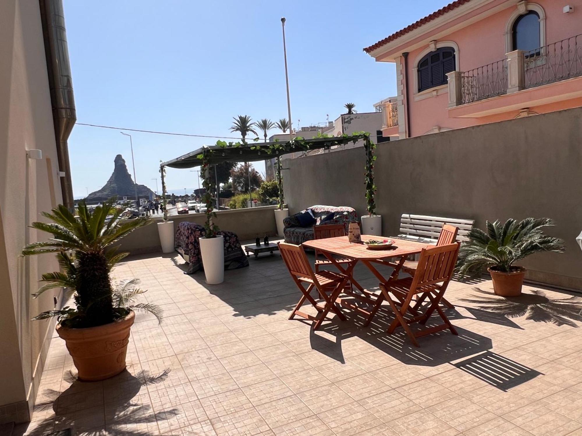 Terrazza Faraglioni Apartment Aci Trezza Bagian luar foto